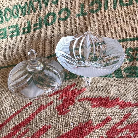 Crystal Footed Dish with Lid Frosted LEAF design - Picture 1 of 7